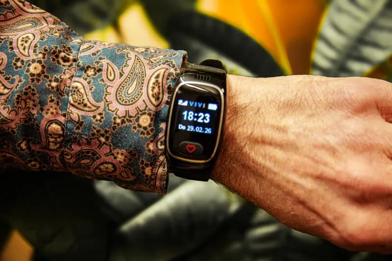 Vivi Uhr am Handgelenk — Notruf- und Gesundheitsuhr mit VIVI-Display, Uhrzeit und Herzfrequenzanzeige